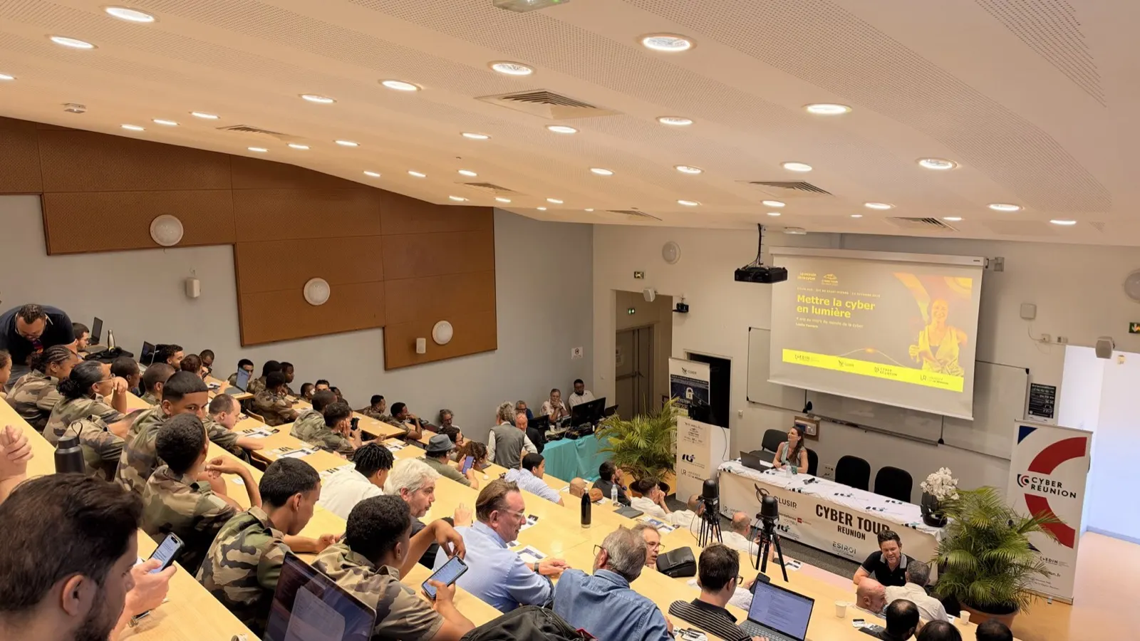 L'amphithéâtre de l'IUT rempli pendant l'intervention de Leslie Fornero