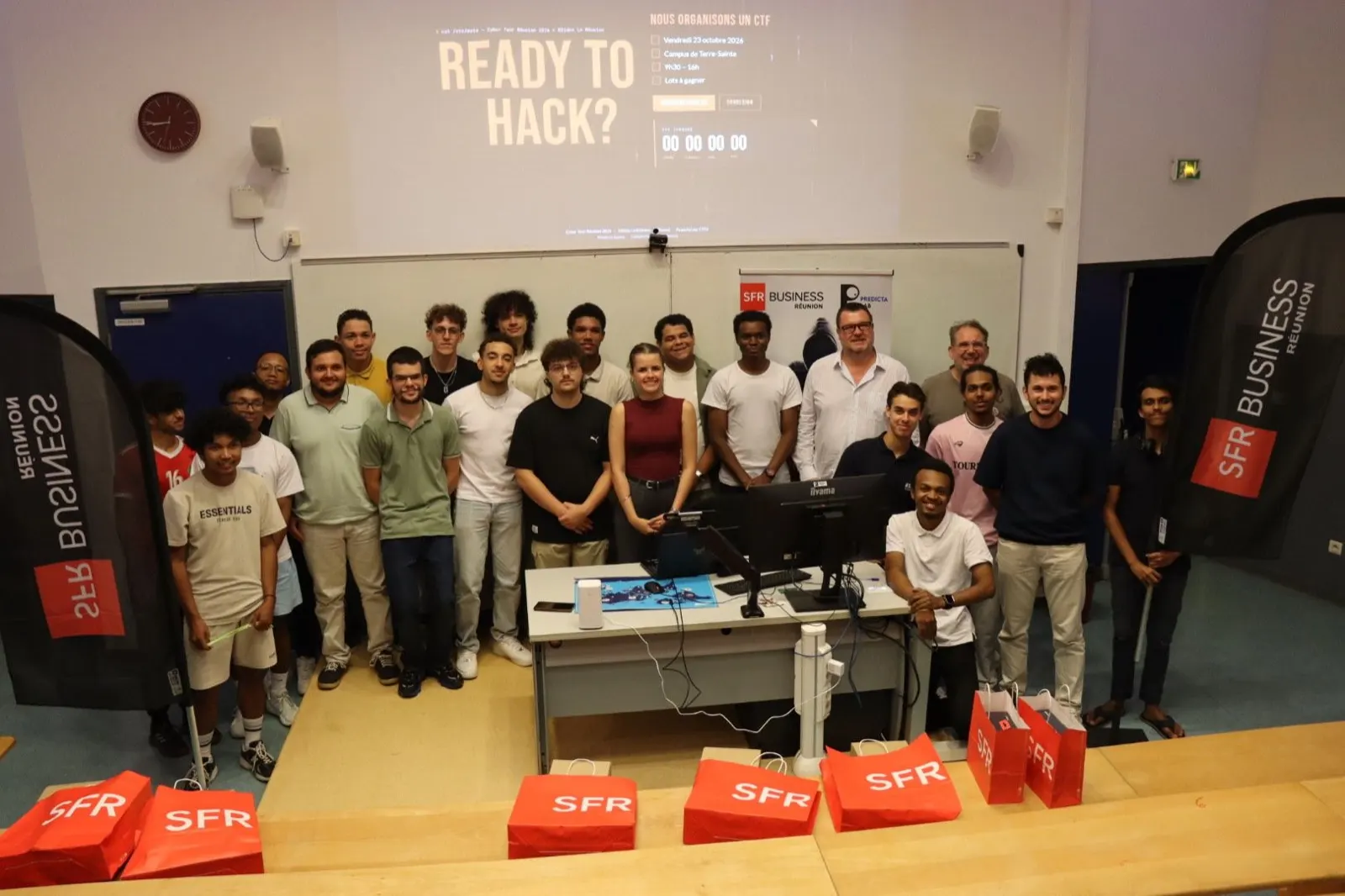 Les participants du CTF réunis dans l'amphithéâtre de l'IUT, avec les lots offerts par SFR Business