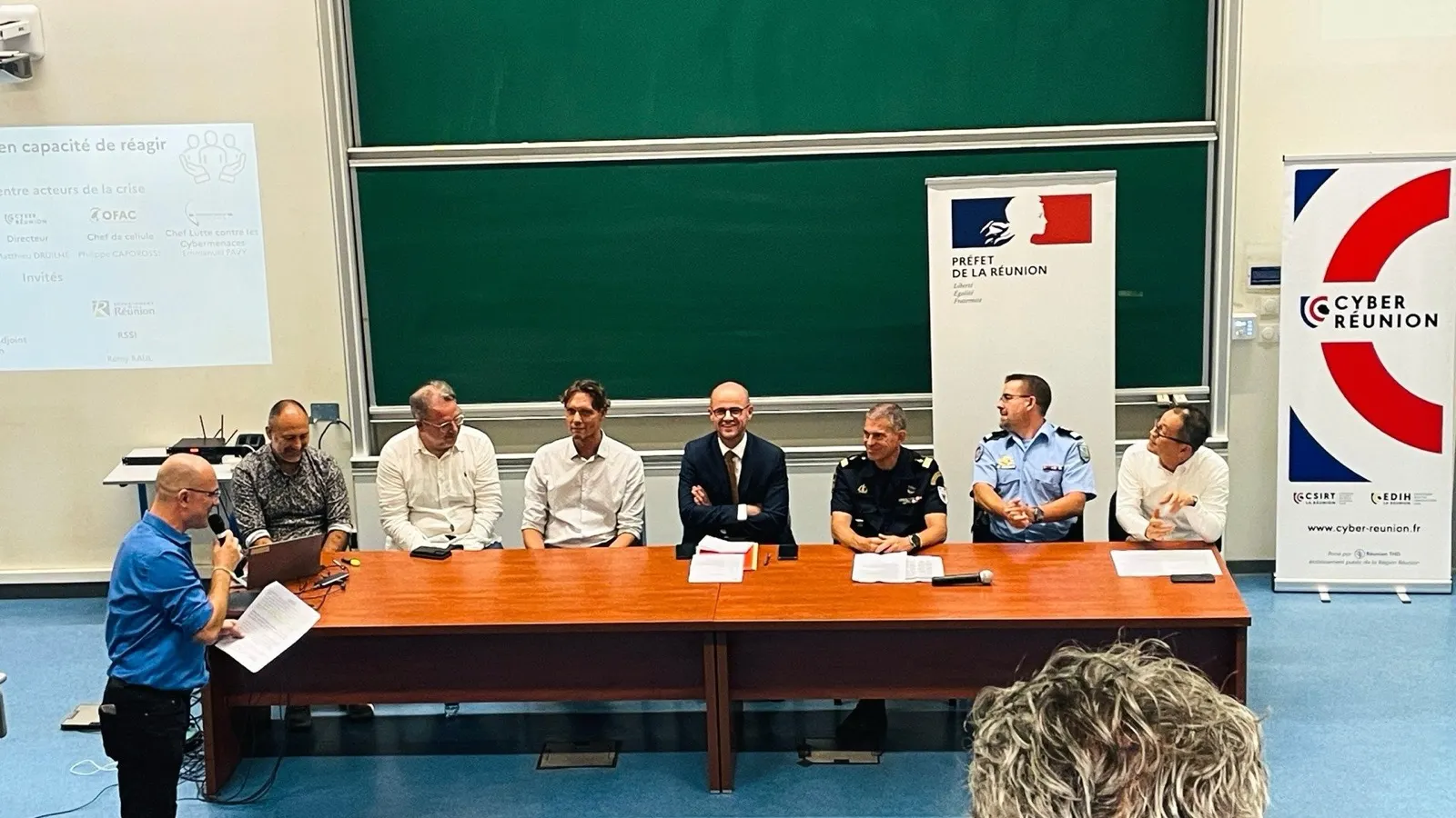 Table ronde de l'ouverture institutionnelle devant les kakémonos de la Préfecture et de Cyber Réunion